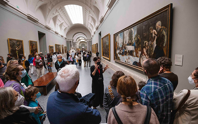 Una guía explica 'El lavatorio' a un grupo de visitantes