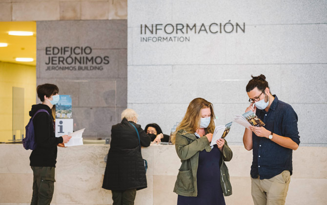 Mostrador de Información en el vestíbulo de Jerónimos
